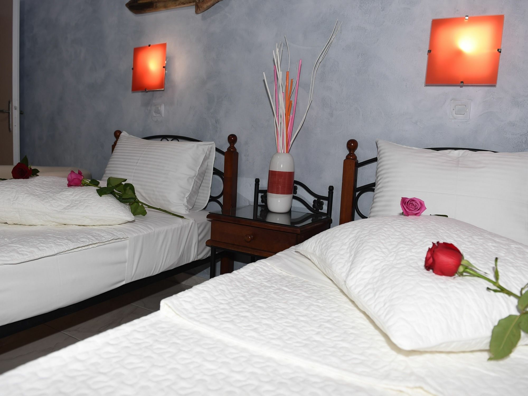 Toula Apartahotel